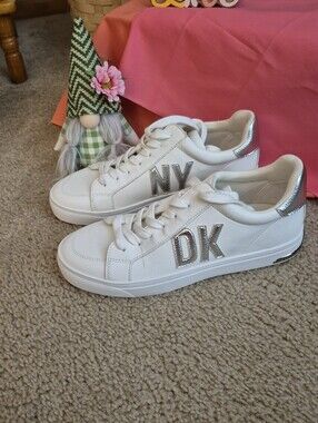 DKNY Abeni Lace-up Low-top Sneakers. SIZE 8M GREAT CONDITION!
